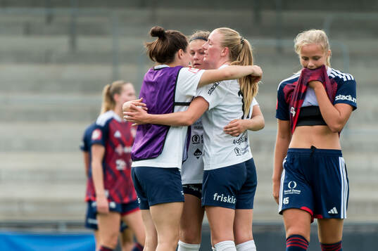 Eskilstuna United DFFs Bella Sember jublar och lagkamrater