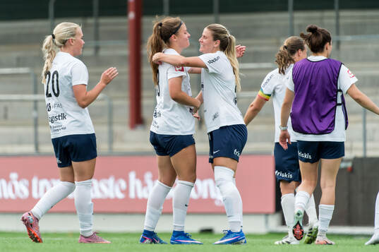 Eskilstuna United DFFs Bella Sember och lagkamrater jublar