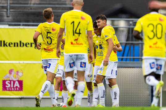 Falkenbergs Albin Andersson jublar med lagkamraterna