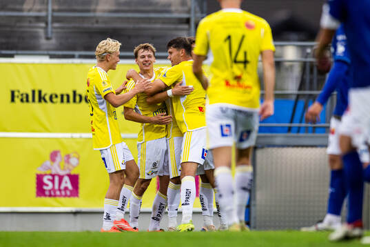 Falkenbergs Albin Andersson jublar med lagkamraterna