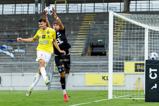 Falkenbergs Albin Andersson och Norrbys målvakt Sebastian