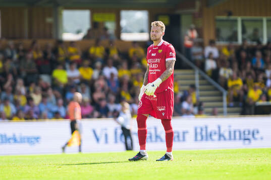 Mjällbys målvakt Robin Wallinder deppar