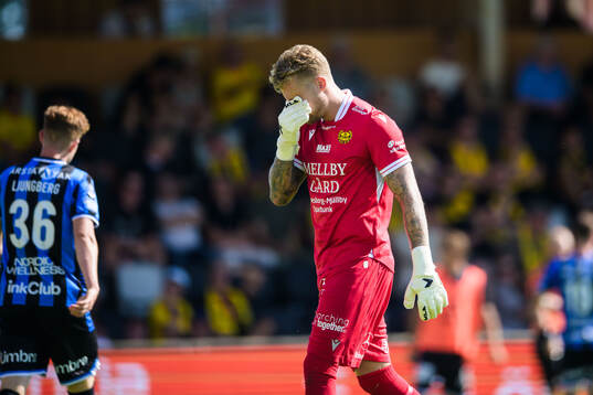 Mjällbys målvakt Robin Wallinder deppar