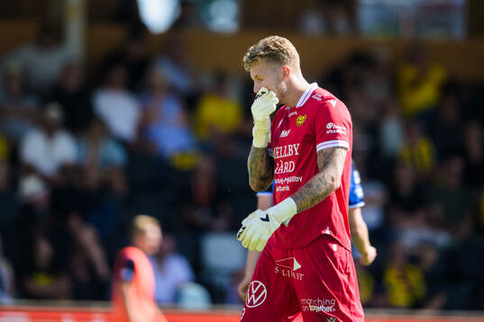 Mjällbys målvakt Robin Wallinder deppar