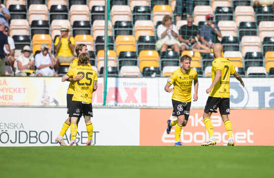 Mjällbys Olle Lindberg jublar