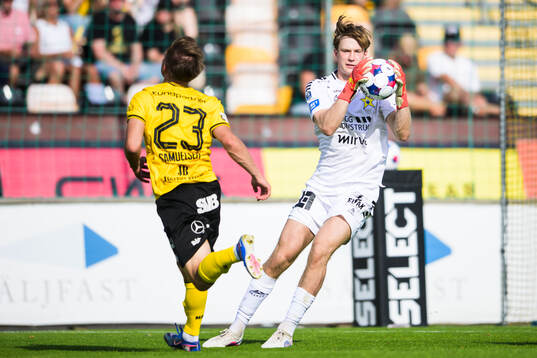 Mjällbys Aki Samuelsen och Sirius målvakt David Celic