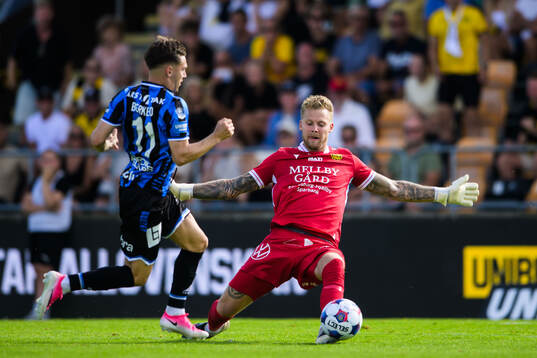 Sirius Isak Bjerkebo och Mjällbys målvakt Robin Wallinder