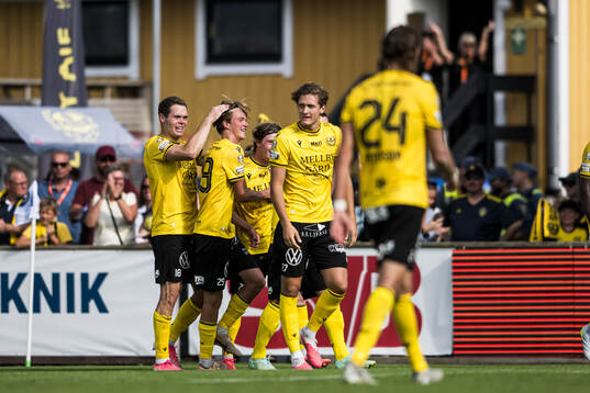 Mjällbys Olle Lindberg jublar