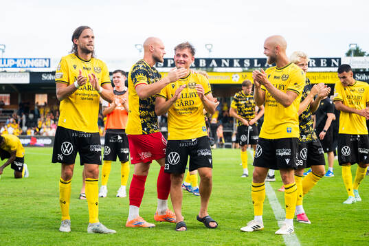 Mjällby AIFs Tom Pettersson, målvakt Alexander Lundin,