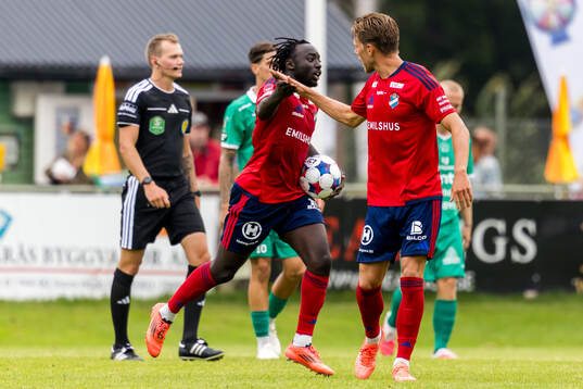 Östers Kalipha Jawla och Matias Tamminen jublar