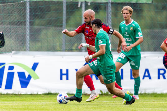 Östers Sebastian Hedlund och Ljungskiles Mehmet Uzel