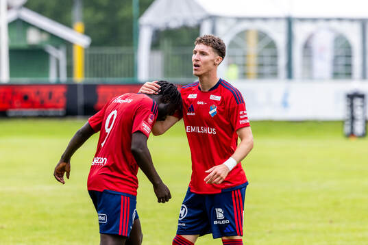 Östers Kalipha Jawla har gjort 2-2 och jublar