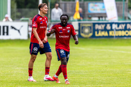 Östers Kalipha Jawla har gjort 2-2 och jublar