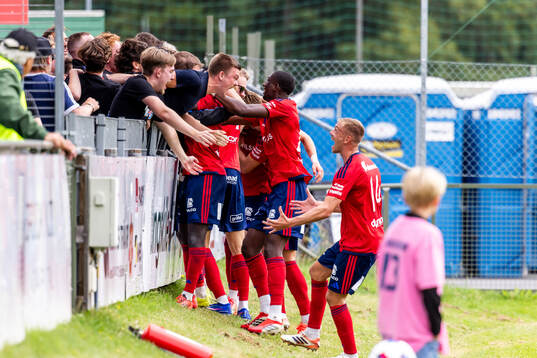 Östers Samuel Burakowsky har gjort 2-3 och jublar