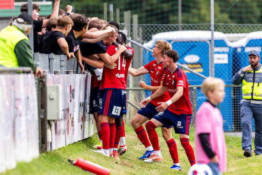 Östers Samuel Burakowsky har gjort 2-3 och jublar