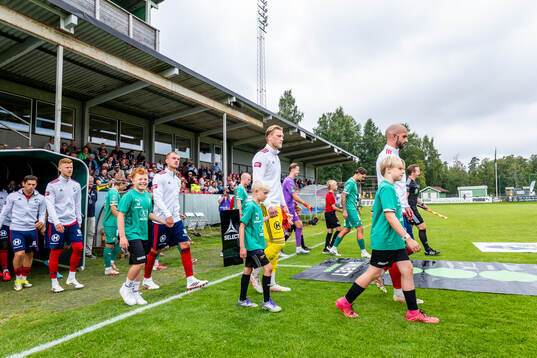 Spelarna marscherar in