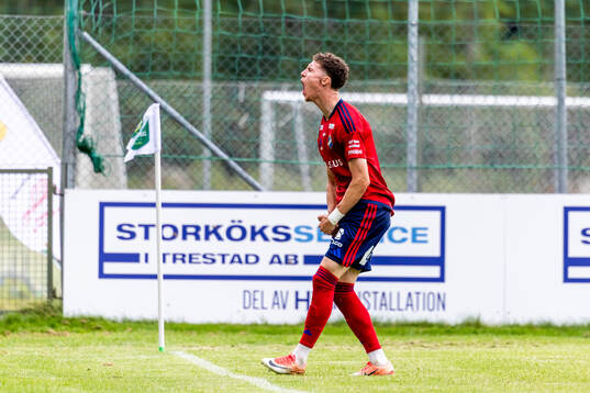 Östers Samuel Burakowsky har gjort 2-3 och jublar