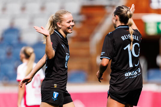 Malmö FFs Älvali Lindström och Larkin Russell jublar