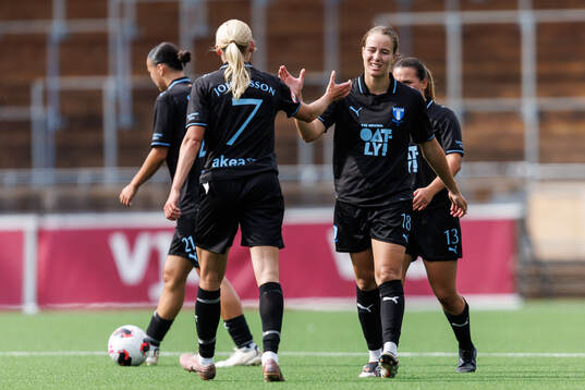 Malmö FFs Stinalisa Johansson och Courtney Nevin jublar