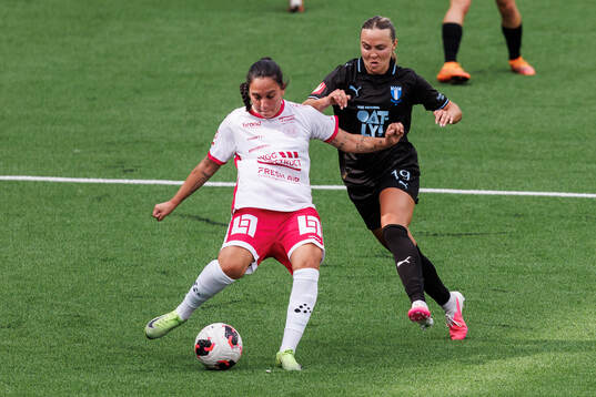 IK Uppsalas Michelle Rojas Flores och Malmö FFs Larkin