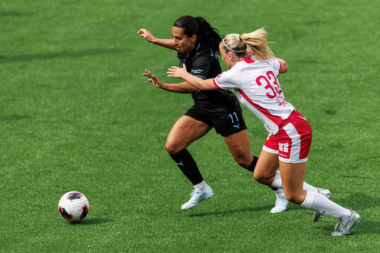 Malmö FFs Vesna Milivojevic och IK Uppsalas Thea Eriksson