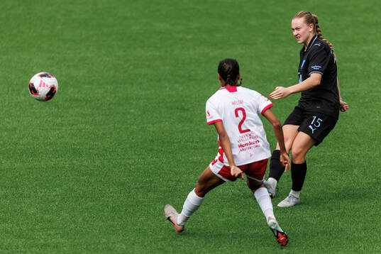 IK Uppsalas Arsema Weldai och Malmö FFs Agnes Mårtensson