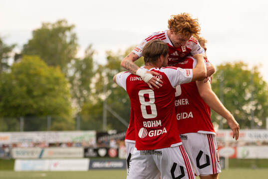 Sandvikens Karl Bohm Sandvikens Alan Carleton jublar