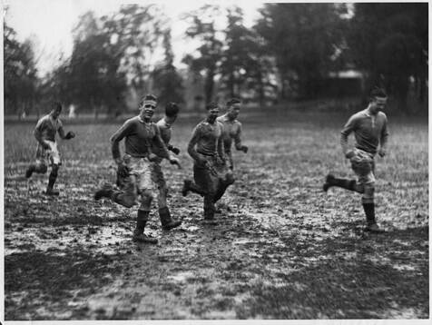 Fotboll, Östermalms Idrotts plats. En regnings dag 1928 i