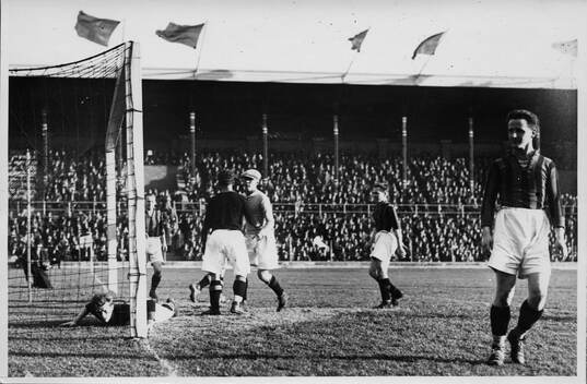 Fotboll, AIK-GAIS.1929. "Pära" Kaufeldt AIK (ryggtavlan).