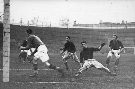 Fotboll, Oslo - Stockholm. Svenska målet i fara. 1929.