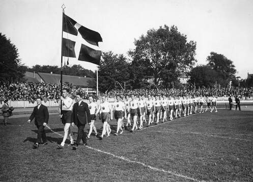 Fotboll, Danskarna defilerar vid landskampen