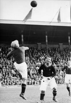 Fotboll 1930. AIK - GAIS,  "Pära" är framme som vanligt.