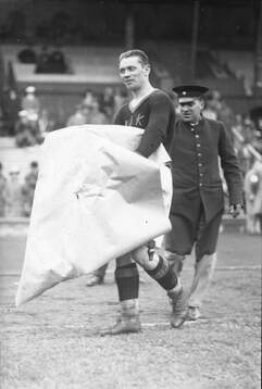 Fotboll 1930. Sven Andersson får Got. Petterssons