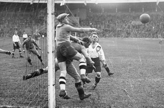 Fotboll, Federationsmatchen Sverige- Polen. 1930. Pära