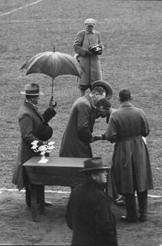 Fotboll, AIK - Malmö 1930. Pära gratuleras och hämtar