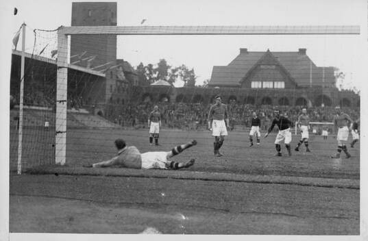 Fotboll, AIK - Malmö. Per "Pära" Kaufeldt AIK. 1930.