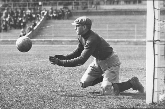 Fotboll, AIKs målvakt Bertil Linde i arbete. 1930. Editors