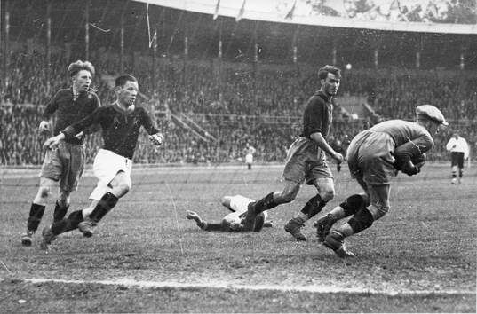 Fotboll 1931. AIK - Göteborgs kamraterna. T.v. Jompa