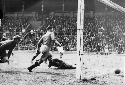 Fotboll, Danmark - Sverige 1931. Tredje målet. Editors