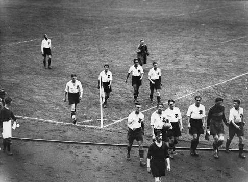 Fotboll, Sverige - Österrike 1932. Österrikes lag lämnar