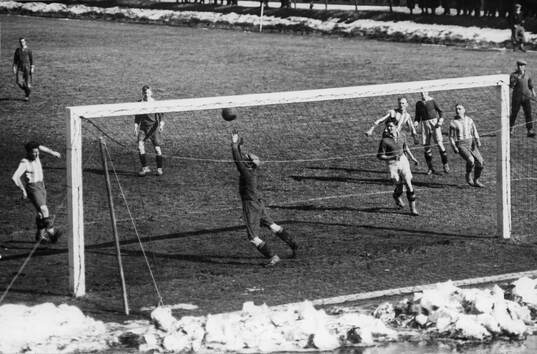 Fotboll, Årets första match. Nära första mål för