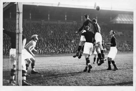 Fotboll, AIK - Gais. Hörna vid AIK målet. 1932. Editors