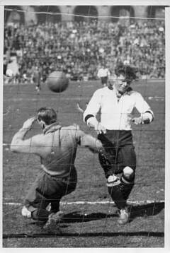 Fotboll, Stadion. Dunker och "Saxen" Eriksson. 1932.