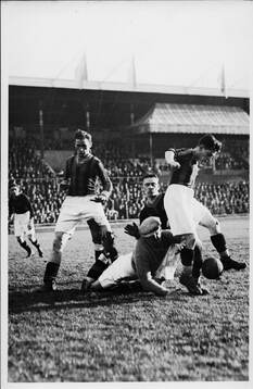 Fotboll, AIK - Gais 1932. Widlund i arbete. Long-John