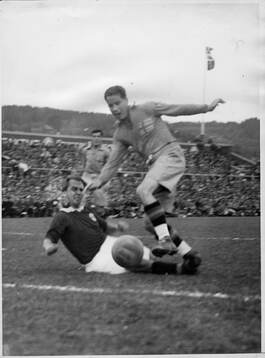 Fotboll, Oslo 1933. Landskamp Sverige- Norge. Dribbling