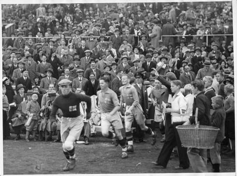 Fotboll, Oslo 1933. Svenska laget springer ut på planen.