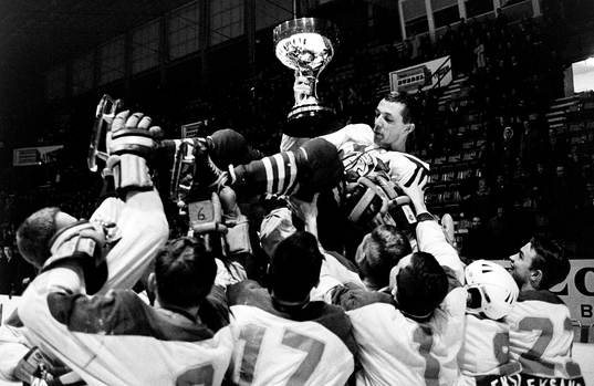 Nisse Nilsson, Leksand med pokalen hissas av lagkamraterna