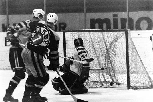 Pucken i mål bakom skellefteås målvakt