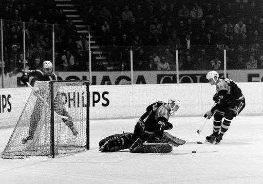 Brynäs målvakt med pucken i säkert förvar