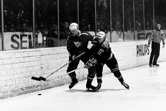 Roland Stoltz, Djurgården med pucken utmanas av en